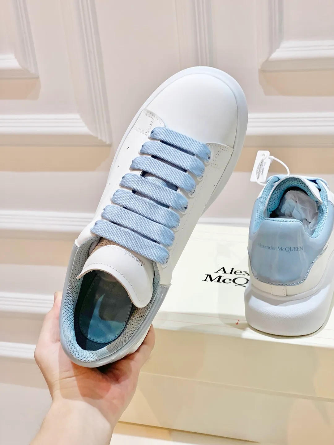 👟👟Ex-factory price 560👟👟 𝐀𝐥𝐞𝐱𝐚𝐧𝐝𝐞𝐫 𝐌𝐜𝐐𝐮𝐞𝐞𝐧A must-have for going out ~ full of confidence. McQueen white shoes are versatile and can instantly elongate your proportions. The long legs that fill the screen make you confident, sweet and cool, and can be controlled by both male and female gods, making you look better as you wear them. ⭐Shoe upper material: first-layer cowhide ⭐Shoe lining material: sheepskin ⭐Available sizes: 35-40, male 39-45 (female 40, male 45 customized)